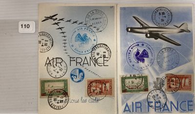 une photo représentant deux cartes postales d'Air France sur lesquelles sont apposés des timbres