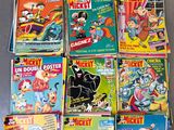 Les bandes dessinées de Mickey Mouse sont empilées les unes sur les autres