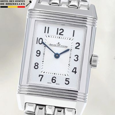 une image montrant un gros plan d'une montre-bracelet au cadran blanc