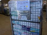 un chariot contenant de nombreux cartons dans un entrepôt