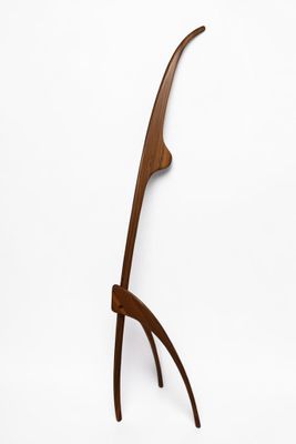 une image représentant une sculpture en bois posée sur une surface blanche