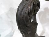 un gros plan d'une table sur laquelle se trouve un vase