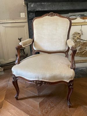 une chaise qui se trouve devant une cheminée