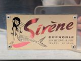 a sign that says sirene on the side of a window