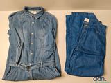 deux paires de jeans bleus et une veste en jean sont posées sur une table