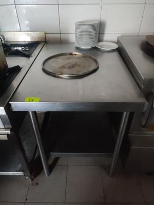 une table en métal avec des assiettes dessus dans une cuisine