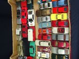 une boîte en carton contenant tout un tas de petites voitures