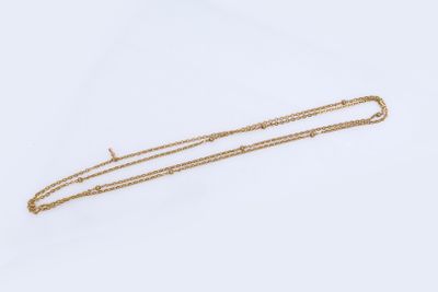 un collier en or dont la chaîne a été coupée en deux
