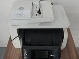 une imprimante posée sur un bureau