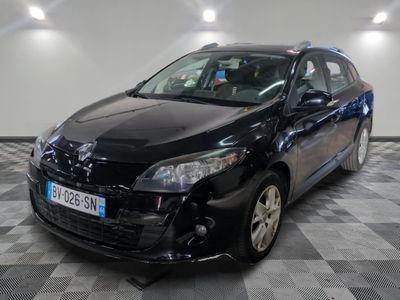 la photo d'une voiture noire sur un sol en damier