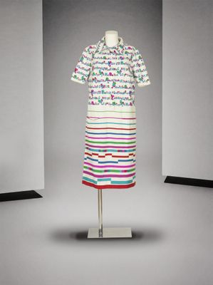 une image d'une robe sur un mannequin