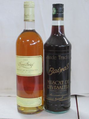 deux bouteilles de vin posées l'une à côté de l'autre sur une table
