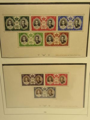 une photo d'une collection de timbres sur un mur