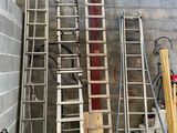 de nombreuses échelles appuyées contre le mur
