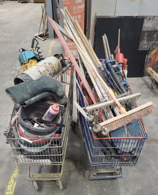 deux chariots remplis d'outils dans un garage