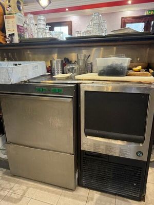 Ensemble lave-vaisselle et micro-ondes en acier inoxydable dans la cuisine d'un restaurant