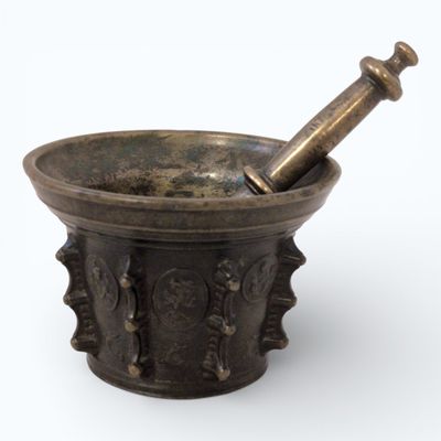 MORTIER en bronze à décor appliqué de médaillons, fleur de l…