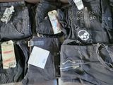 les nombreux jeans exposés dans le magasin