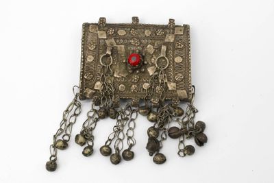 Pendentif rectangulaire muni de trois bélières, décor géomét…