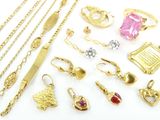 différents types de bijoux en or sur un fond blanc