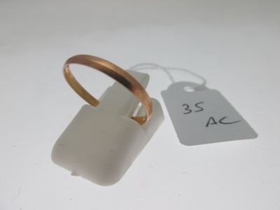 une bague à laquelle est attachée une étiquette, posée sur une table