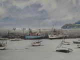 de nombreux bateaux amarrés dans l'eau près de la plage