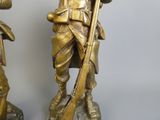 deux statues en bronze représentant un homme et une femme