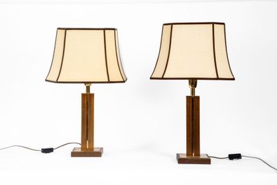 paire de lampes de table en laiton avec abat-jours, montées sur des pieds en bois
