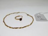 un gros plan d'une bague et d'un bracelet posés sur une table