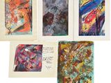 six tableaux de couleurs et de tailles différentes sont exposés sur une surface blanche
