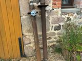 une borne d'incendie devant un immeuble, avec une borne d'incendie au sol