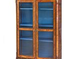 une photo d'une armoire en bois avec des portes vitrées et des tiroirs