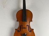 un violon accroché au mur, à côté d'un mur blanc