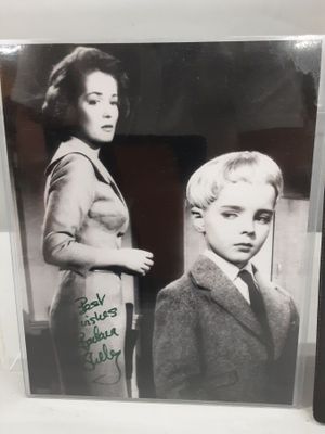 une vieille photo représentant une femme et un homme en costume