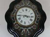 une horloge à chiffres romains accrochée au mur