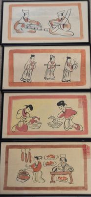 trois photos encadrées représentant des femmes asiatiques dans différentes poses, posées sur une table