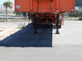 un gros camion orange garé sur le parking
