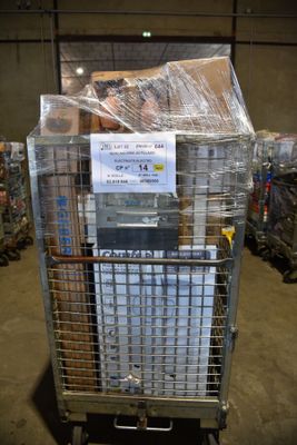 un chariot contenant de nombreux cartons dans un entrepôt