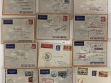 une image représentant une pile de vieilles enveloppes sur lesquelles sont collés des timbres