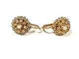 deux paires de boucles d'oreilles dorées ornées de perles