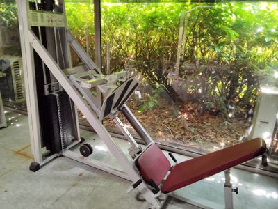 une machine posée par terre dans la pièce