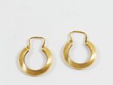 boucles d'oreilles créoles plaquées or sur fond blanc