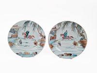 Paire d'assiettes en porcelaine polychrome XVIIIe siècle
