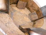 un gros plan sur une sculpture en bois représentant un cheval