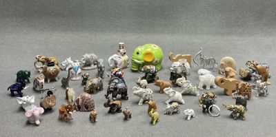 un grand nombre de petites figurines qui se trouvent sur une table