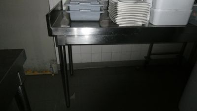 une table en métal sur laquelle sont posées plusieurs assiettes