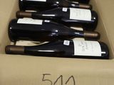 plusieurs bouteilles de vin se trouvent dans un carton sur une table