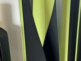 deux grands vases noirs ornés de feuilles vertes
