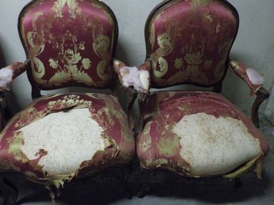 three chairs that are sitting next to each other on the floor