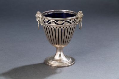 une coupe en argent posée sur une table